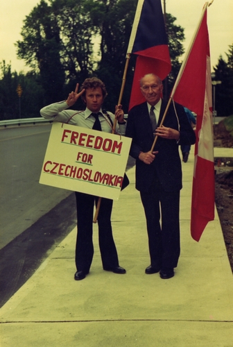 Demonstrace před ambasádou SSSR 1972.jpg